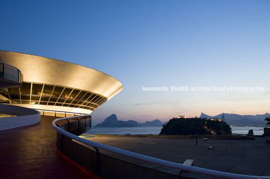 museu de arte contemporânea (mac) oscar niemeyer