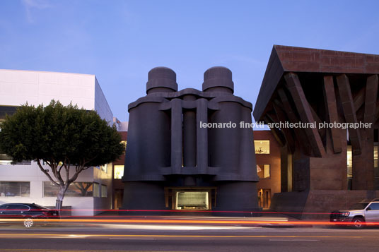 chiat-day offices frank o. gehry