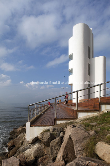 platform of the emissary of santos ruy ohtake