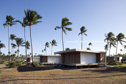 makenna bungalows ruben otero