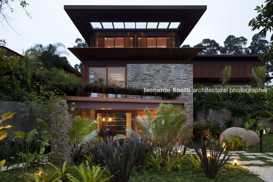 house in tamboré gálvez & márton arquitetura