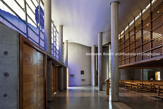 san joaquín campus chapel at universidad católica teodoro fernández 