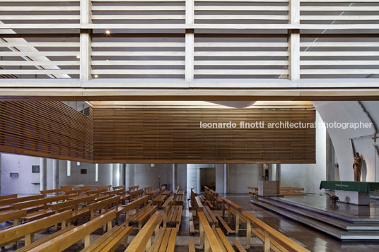 san joaquín campus chapel at universidad católica teodoro fernández 