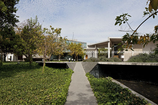 san joaquín campus chapel at universidad católica teodoro fernández 