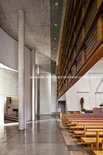 san joaquín campus chapel at universidad católica teodoro fernández 