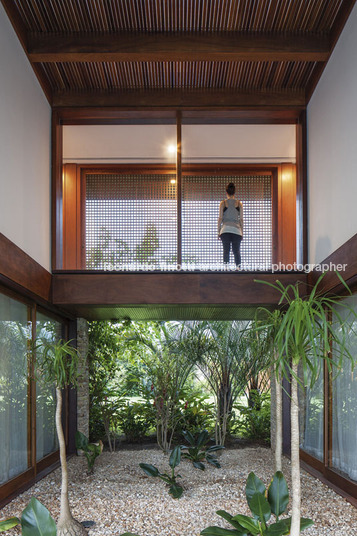 casa jaq - praia da baleia bernardes arquitetura