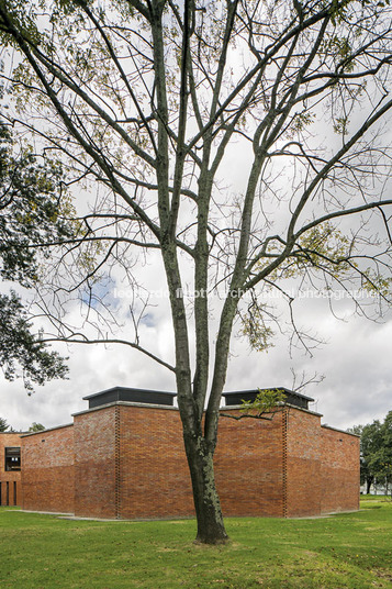 edificio de ciencias economicas - un guillermo bermúdez