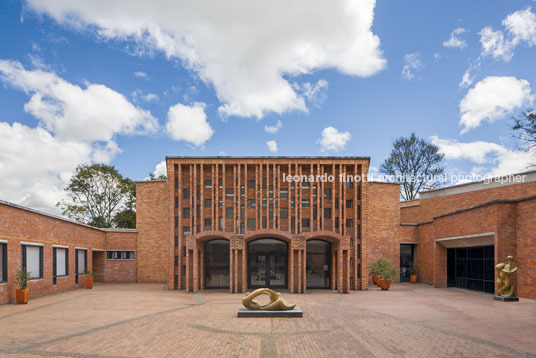 edificio de ciencias economicas - un guillermo bermúdez