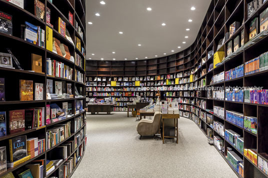 livraria da vila - shopping maia isay weinfeld