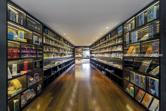 livraria da vila - pátio batel isay weinfeld