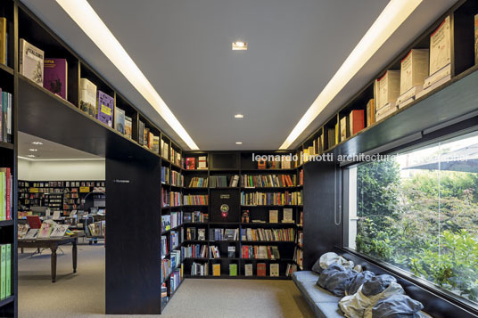 livraria da vila - pátio batel isay weinfeld