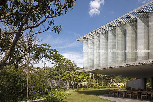 casa triângulo bernardes arquitetura