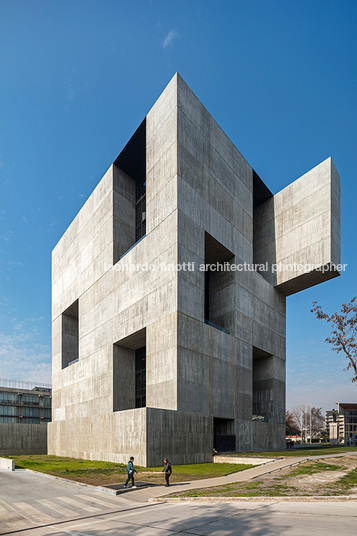 centro de innovación - universidad católica alejandro aravena