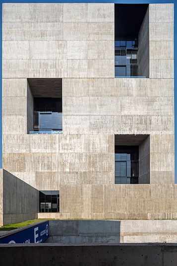 centro de innovación - universidad católica alejandro aravena