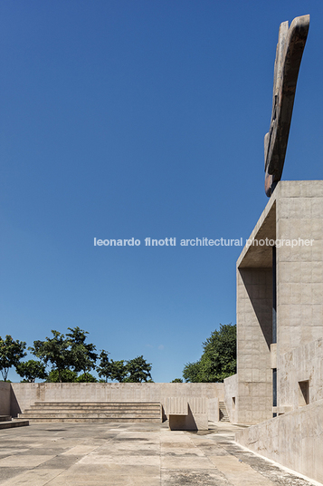 the monument of the open hand le corbusier