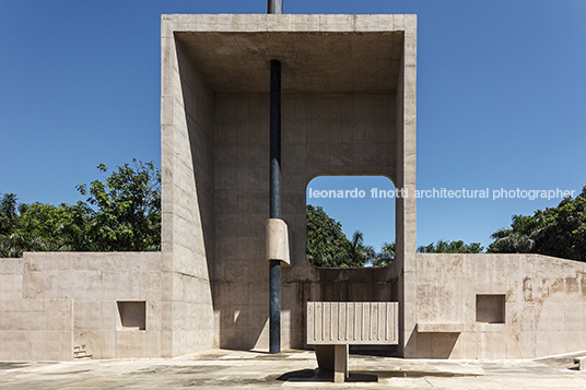 the monument of the open hand le corbusier