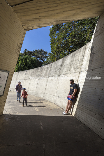 pabellón de acceso al jardín botánico lorenzo castro