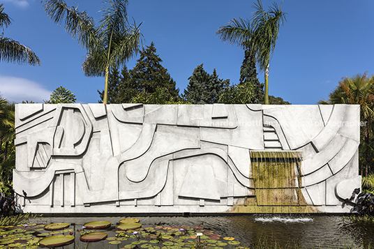 brazilian modern: the living art of rbm - nybg burle marx