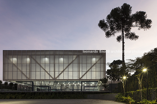 novo complexo de pádel saboia+ruiz arquitetos