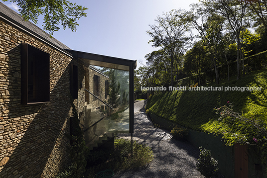 casa de pedra architectare