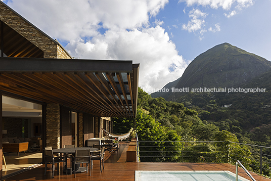 casa de pedra architectare