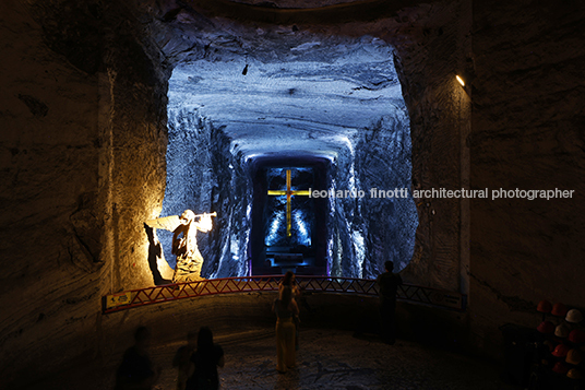 museo subterráneo monumental 180 metros/ catedral de sal yemail arquitectura