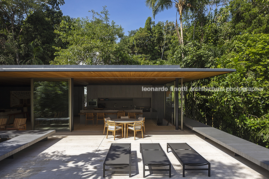 casa rc - iporanga jacobsen arquitetura