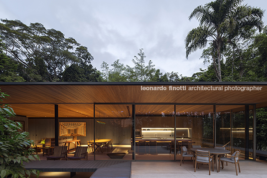 casa rc - iporanga jacobsen arquitetura