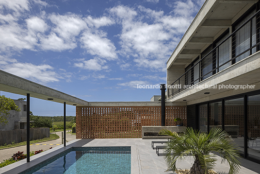 casa rf jobim carlevaro arquitetos