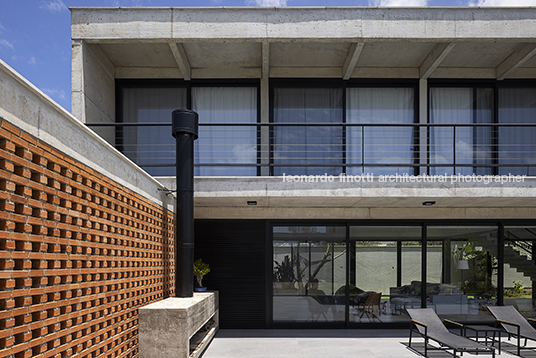 casa rf jobim carlevaro arquitetos